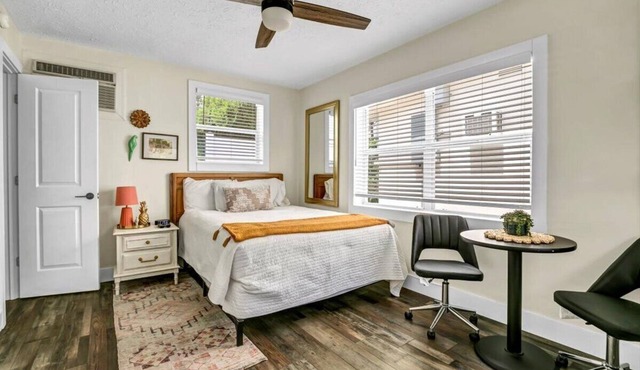 Cozy Queen Studio Walk to Dining & Shops