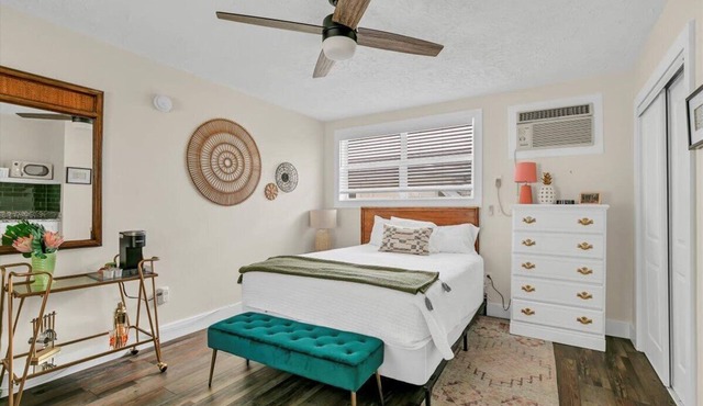 Cozy Queen Studio Stay: Heart of Safety Harbor