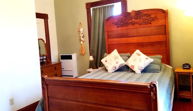 Cozy Queen Sunset View from Window