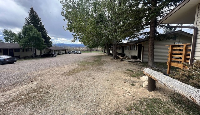 Cozy Queen with Kitchenette in Flaming Gorge