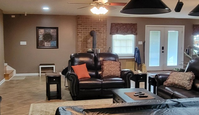 Cozy & quiet 1 Bedroom apartment with pool table and big screen TV.