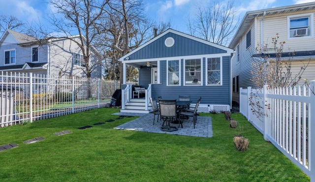 Cozy & Quiet 2 Bedroom Beach Cottage - Only 2 Blocks from Beach!