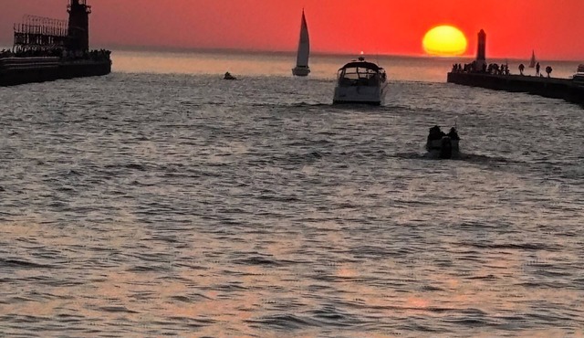 Cozy, quiet 2-bedroom condo just 5 minutes north of South Haven. Walk to Beach.