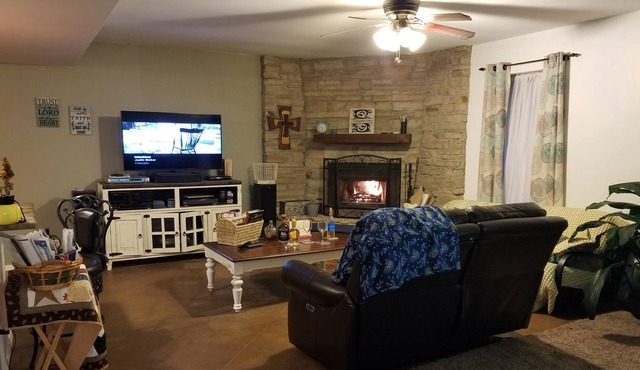 Cozy quiet 3 bdrm 2 bth 2 fireplaces, fenced yard minutes from everything