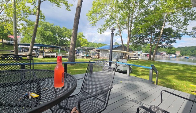 Cozy, quiet, and Lakefront Cottage in phenomenal Gravois Mills with AC, WiFi