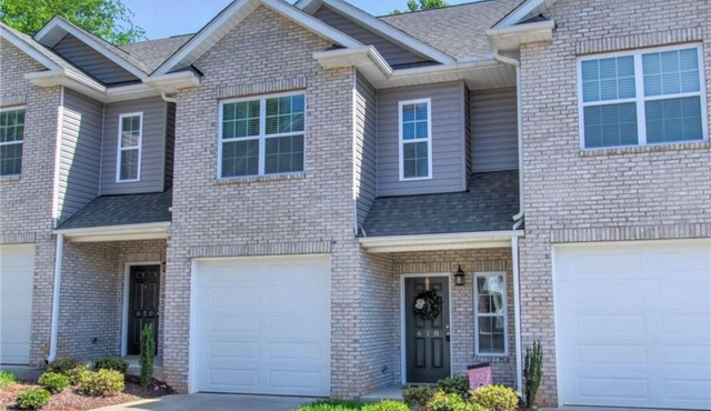 Cozy, Quiet and Well Appointed Dual Master w/ 2.5 ba Townhome 4 miles to GSO!