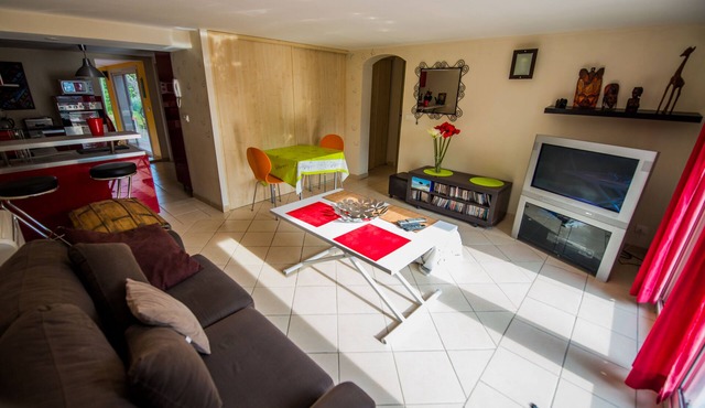 Cozy, quiet apartment in property at the foot of the luberon (70 m2) + pool