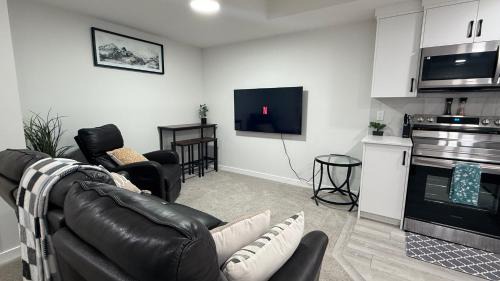 Cozy & Quiet Calgary 2BR Suite