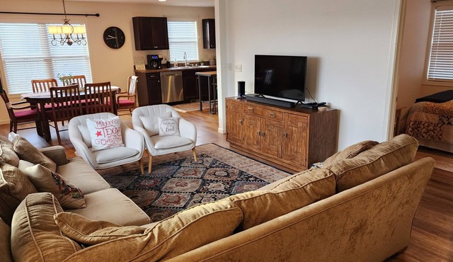 Cozy, quiet, comfortable 3br house, across from the Laurel High School.