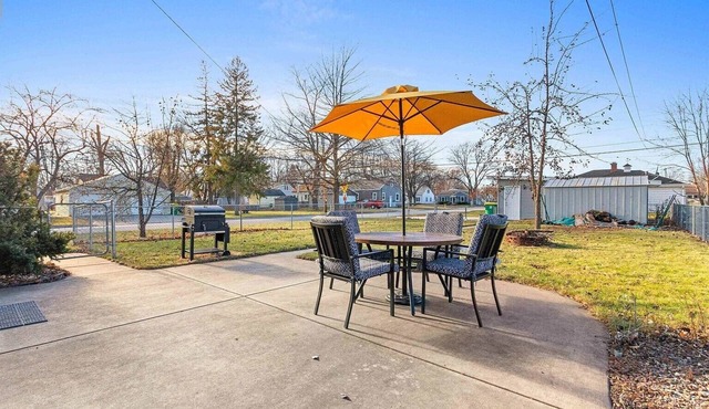 Cozy, quiet, & convenient 2-bedroom house with WiFi & AC in vibrant Green Bay