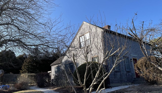 COZY, QUIET, CONVENIENT,1/2 ACRE. FAMILY VACATION HOUSE BY BUS STOP/BIKE PATH.