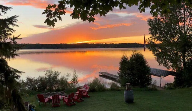Cozy, quiet cottage on Lake Eugenia - only 5 mins from Beaver Valley Ski Resort.