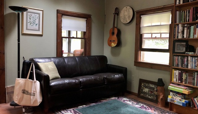 Cozy, Quiet Cottage-style Cabin - 10m to Bethel Woods music venue!