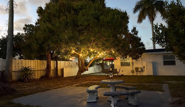 Cozy, quiet guest house with AC in vibrant Hollywood.