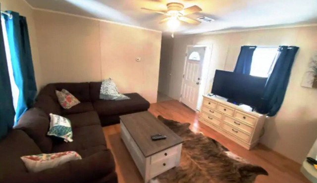 Cozy quiet home close to tourist attractions & airboating. Pet-friendly!