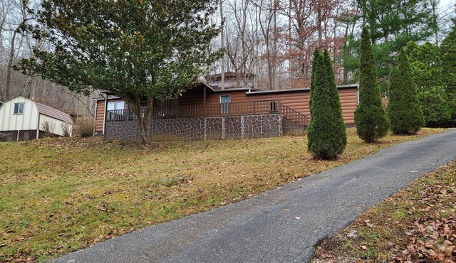 Cozy, quiet home with a 1 minute walk to Blue Springs Boat Dock Marina