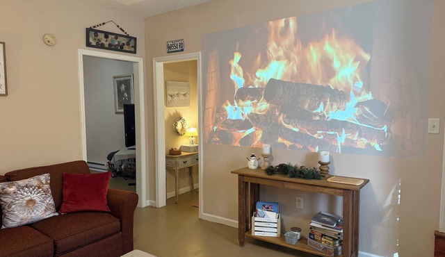 Cozy, Quiet, in nice neighborhood. 2 miles from I-85 and Outlet Mall.
