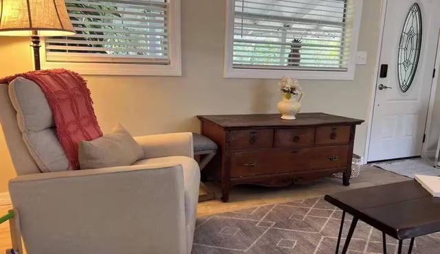 Cozy, Quiet Keystone Cottage. Nestled in a lush Old Florida neighborhood.