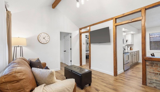 Cozy&Quiet Modern Retreat Near Hwy 65 & Cherry St