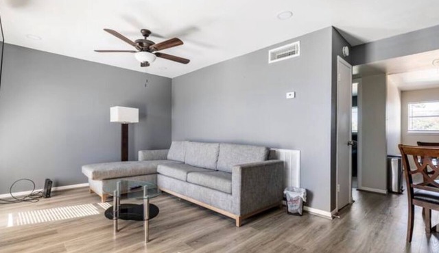 Cozy quiet place close to memorial mall.