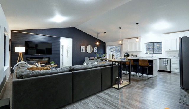 Cozy/Quiet/Private House w/indoor sauna & outdoor firepit, close to great trails