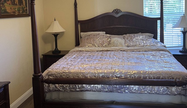 Cozy Quiet Room, 20 Minutes from Naples Beautiful Beaches