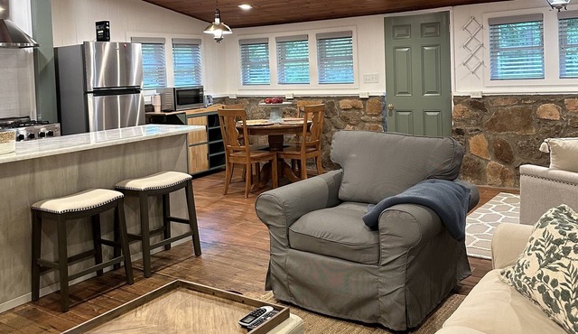 Cozy quiet Sassafras Mountain Cabin Near Table Rock and Amazing Waterfalls