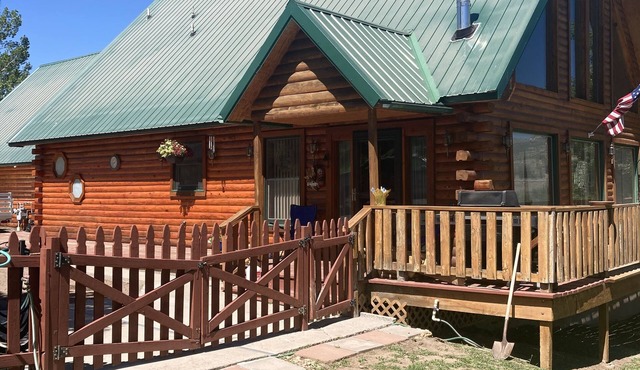 Cozy, Quiet Small Town Log Home. With Beautiful Mountain View.