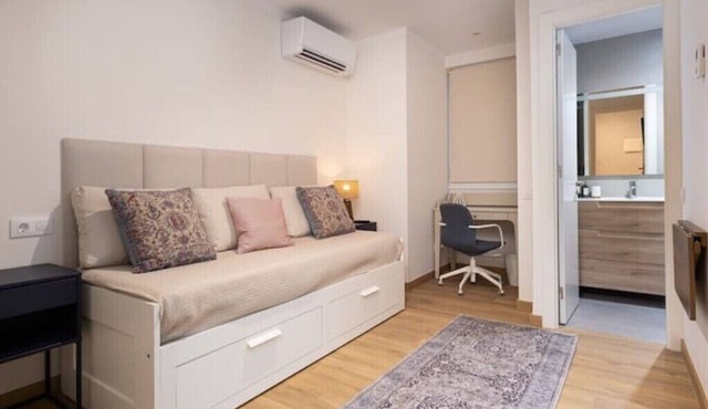 Cozy & Quiet Studio Near Camp Nou, Universities, Markets, Metro & All Amenities