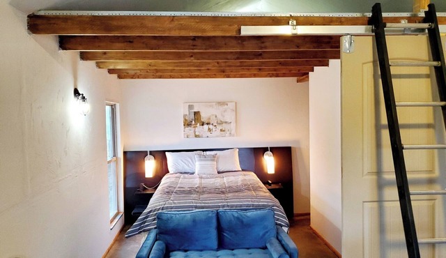 Cozy, quiet studio with AC, heat, laundry and WiFi in lovely Noble