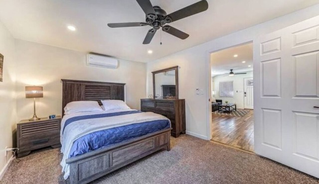 Cozy, Quiet, Updated Home * KING Master Bedroom * Wifi * close to hospital/mines
