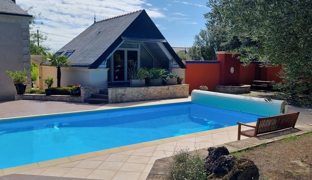 Cozy Retreat with Heated Pool near Nantes