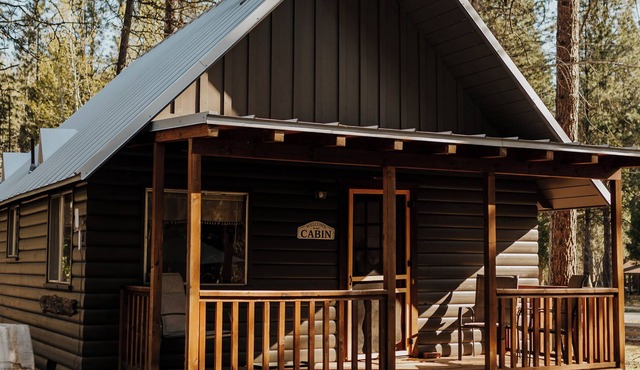 Cozy Rainbow Cabin located on Coffee Creek in Trinity Alps