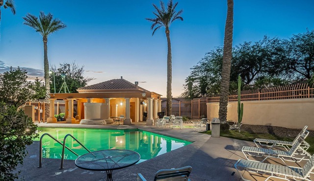 Cozy Ranch, 1GB WiFi, Heated Pools and Spas and Tennis Courts, Great Location!