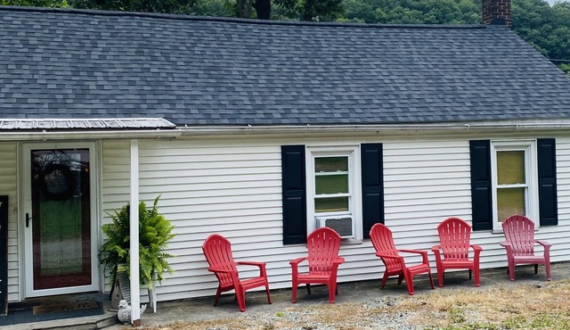 Cozy Ranch, Fireplace, 10 Acres, Mtn. & River Views, Train Service to Jim Thorpe