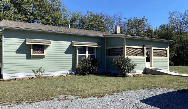 Cozy Ranch Home w/Spacious living/kitchen, screened in porch