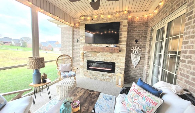 Cozy ranch home w/screened-in porch perfect for your Derby stay!