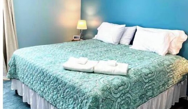 Cozy ranch, minutes from both historic downtown Savannah and Tybee Beaches.