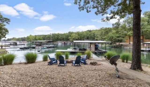 Cozy ranch, peaceful cove, dock space available. Close to restaurants!