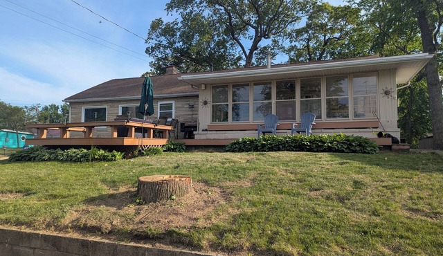 Cozy Ranch Retreat! Peace, Lake Views, Game Room & Hot Tub