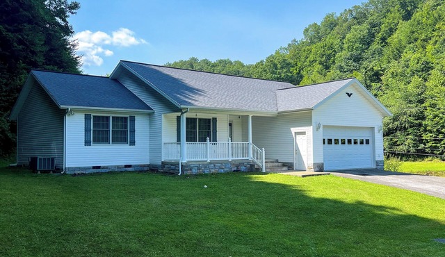 Cozy ranch style home close to Virginia Spearhead and Hatfield McCoy Trailheads