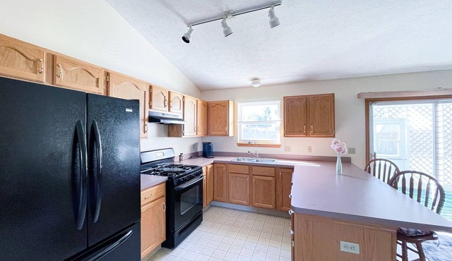 Cozy Ranch with covered patio in a nice neighborhood