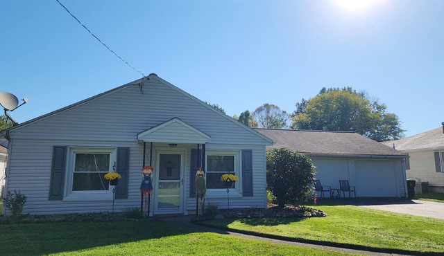 Cozy Ranch with Scenic Golf Course view