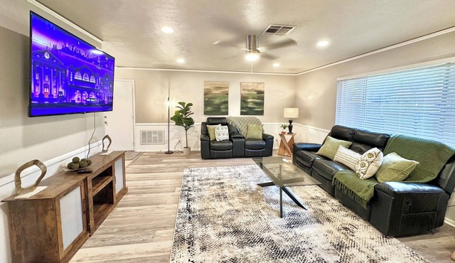 Cozy Recliner Retreat, Downtown home, Quiet area