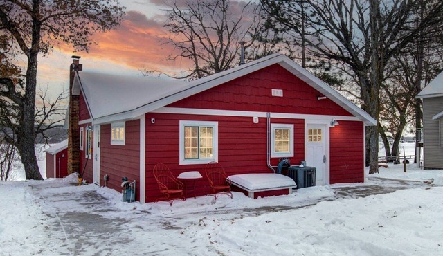 Cozy red cabin on Briggs Lake Chain w/boat house