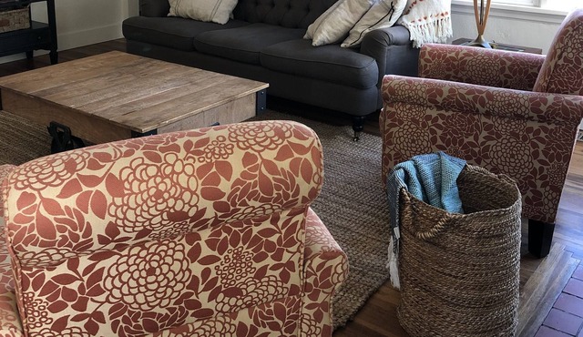 Cozy Red Cottage 4 blocks to Dntwn and U of I