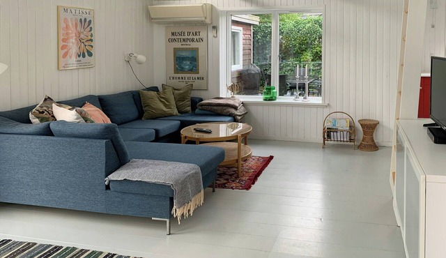 Cozy red cottage by Kalø Vig with seaview