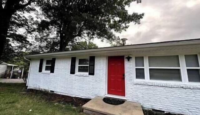 Cozy Red Door Cottage - 5 mins from Casino