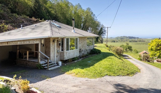 Cozy Redwood Escape, Fire pit, Ocean Views and 5-10 minutes from old growth redwood hiking trails.