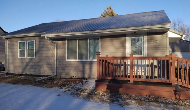 Cozy refreshed 2-bedroom bungalow with AC, WiFi in historic Pipestone, MN